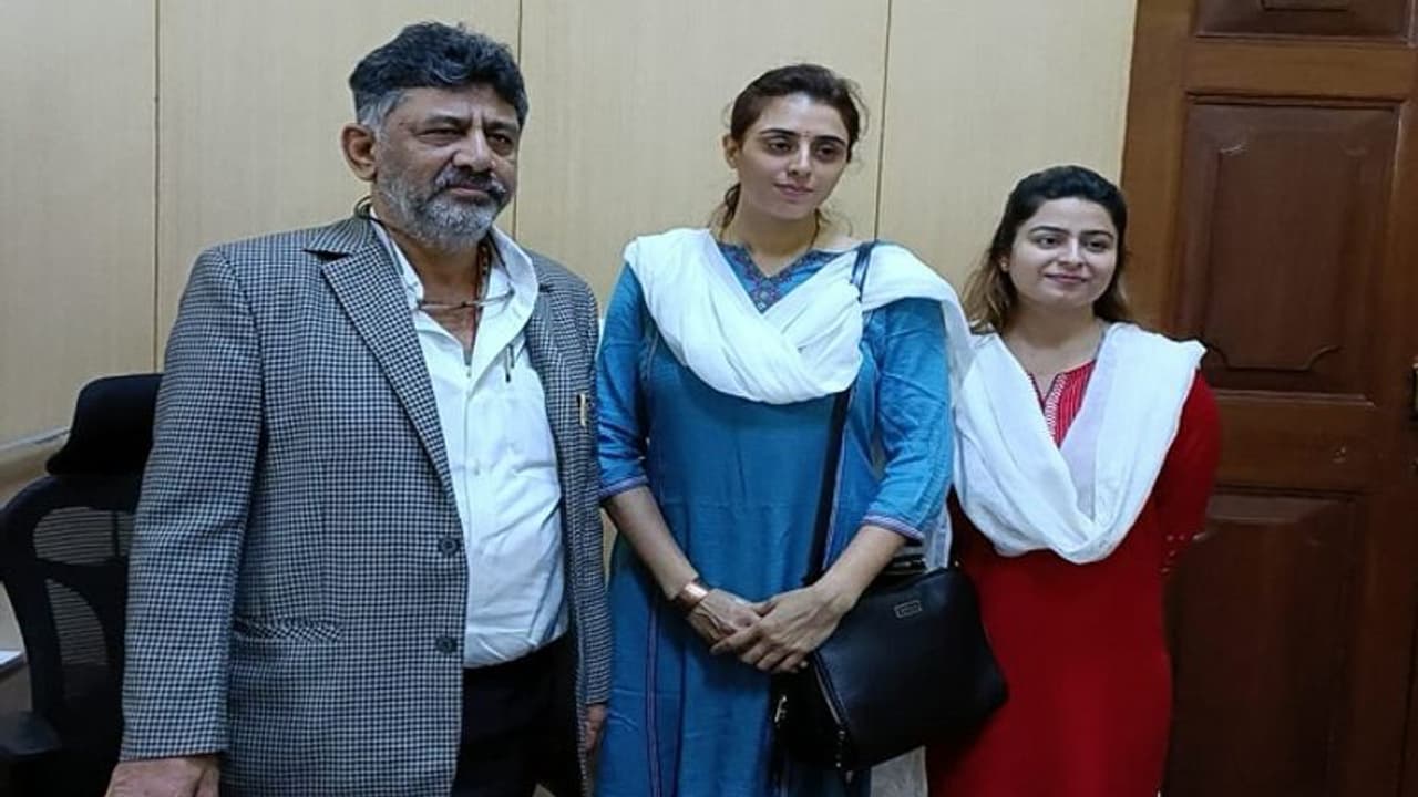 ಡಿಕೆಶಿ ಯೋಗೇಶ್ವರ್ ಪುತ್ರಿ ಭೇಟಿ: ರಾಜಕೀಯ ವಲಯದಲ್ಲಿ ಭಾರೀ ಸಂಚಲನ..! ಡಿಕೆಶಿ ಯೋಗೇಶ್ವರ್ ಪುತ್ರಿ ಭೇಟಿ: ರಾಜಕೀಯ ವಲಯದಲ್ಲಿ ಭಾರೀ ಸಂಚಲನ..!