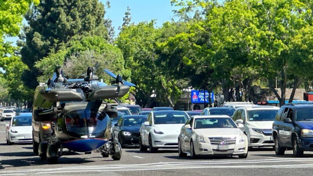 ഇതാ നിരത്തില്‍ ഇറങ്ങിയാല്‍ എസ്‍യുവിയാകും പറക്കും കാര്‍!