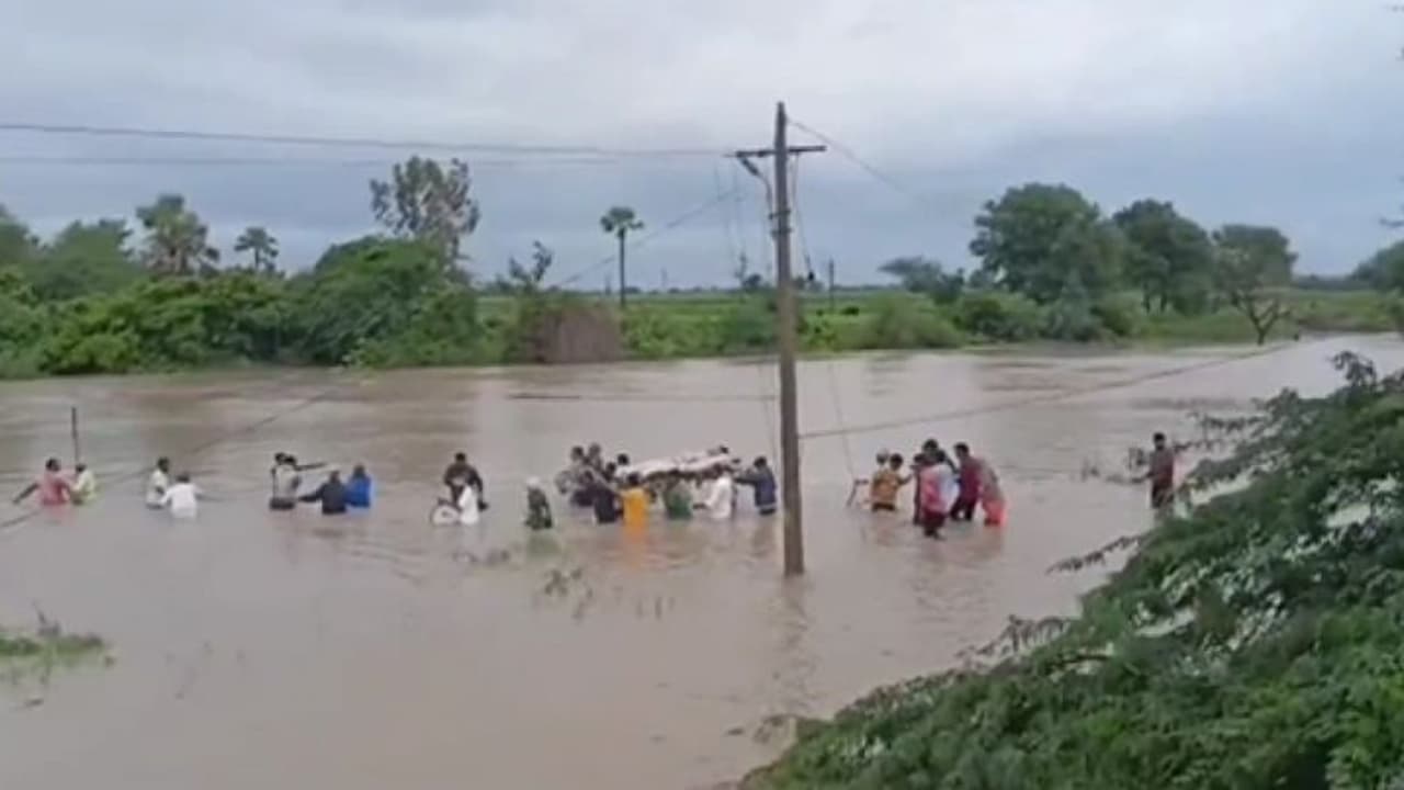 సిద్దిపేటలో ఇదీ పరిస్థితి... వరదనీటితో ఉప్పొంగుతున్న వాగులో శవయాత్ర (వీడియో) సిద్దిపేటలో ఇదీ పరిస్థితి... వరదనీటితో ఉప్పొంగుతున్న వాగులో శవయాత్ర (వీడియో)