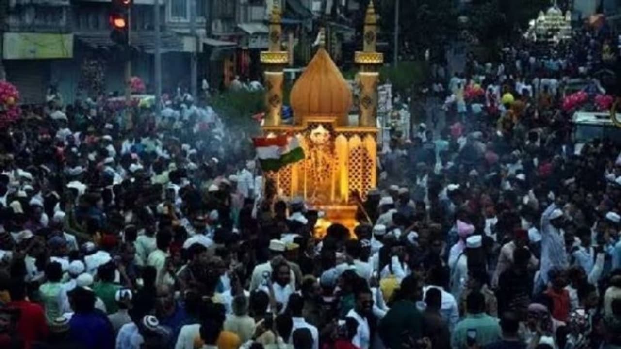 மொஹரம் ஊர்வலத்தில் இந்திய கலாச்சாரத்தின் காட்சிகள் மொஹரம் ஊர்வலத்தில் இந்திய கலாச்சாரத்தின் காட்சிகள்