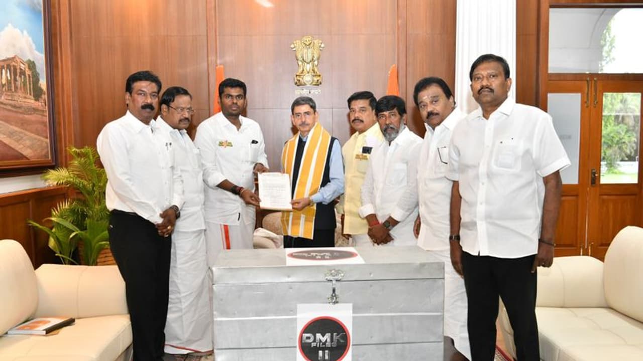 ரூ.5,600 கோடி ஊழல்! திமுக ஃபைல்ஸ் 2வது பாகத்தை ஆளுநர் ஆர்.என்.ரவியிடம் சமர்ப்பித்த அண்ணாமலை 