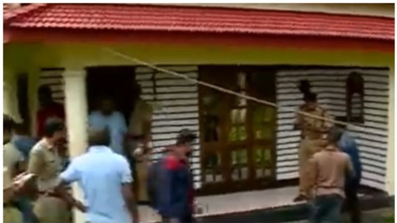 പത്തനംതിട്ടയിൽ വൻ കഞ്ചാവ് വേട്ട! 100 കിലോയിലധികം കഞ്ചാവ് പിടികൂടി, മൂന്ന് പേർ കസ്റ്റഡിയില് പത്തനംതിട്ടയിൽ വൻ കഞ്ചാവ് വേട്ട! 100 കിലോയിലധികം കഞ്ചാവ് പിടികൂടി, മൂന്ന് പേർ കസ്റ്റഡിയില്