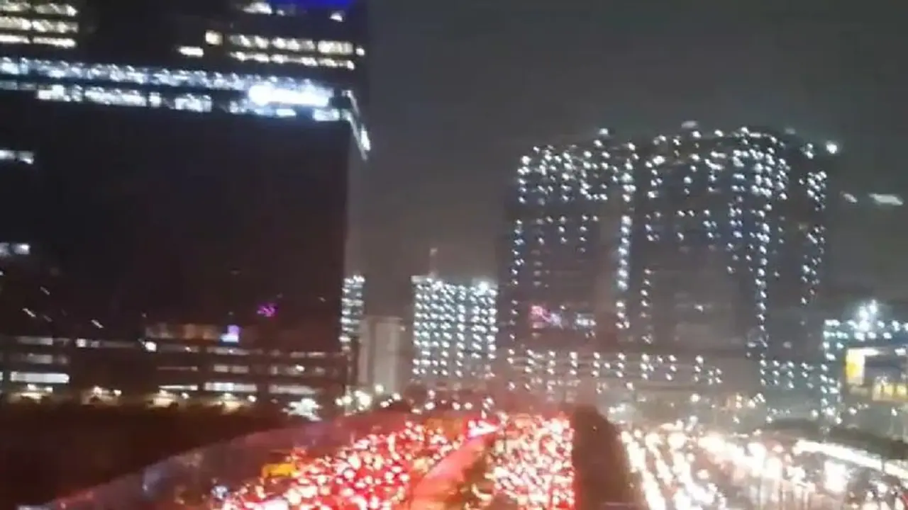 భారీ వర్షాల ఎఫెక్ట్ : ఐటీ కారిడార్‌లో ‘‘లాగౌట్’’ విధానం పొడిగింపు .. సైబరాబాద్ పోలీసుల కీలక ప్రకటన