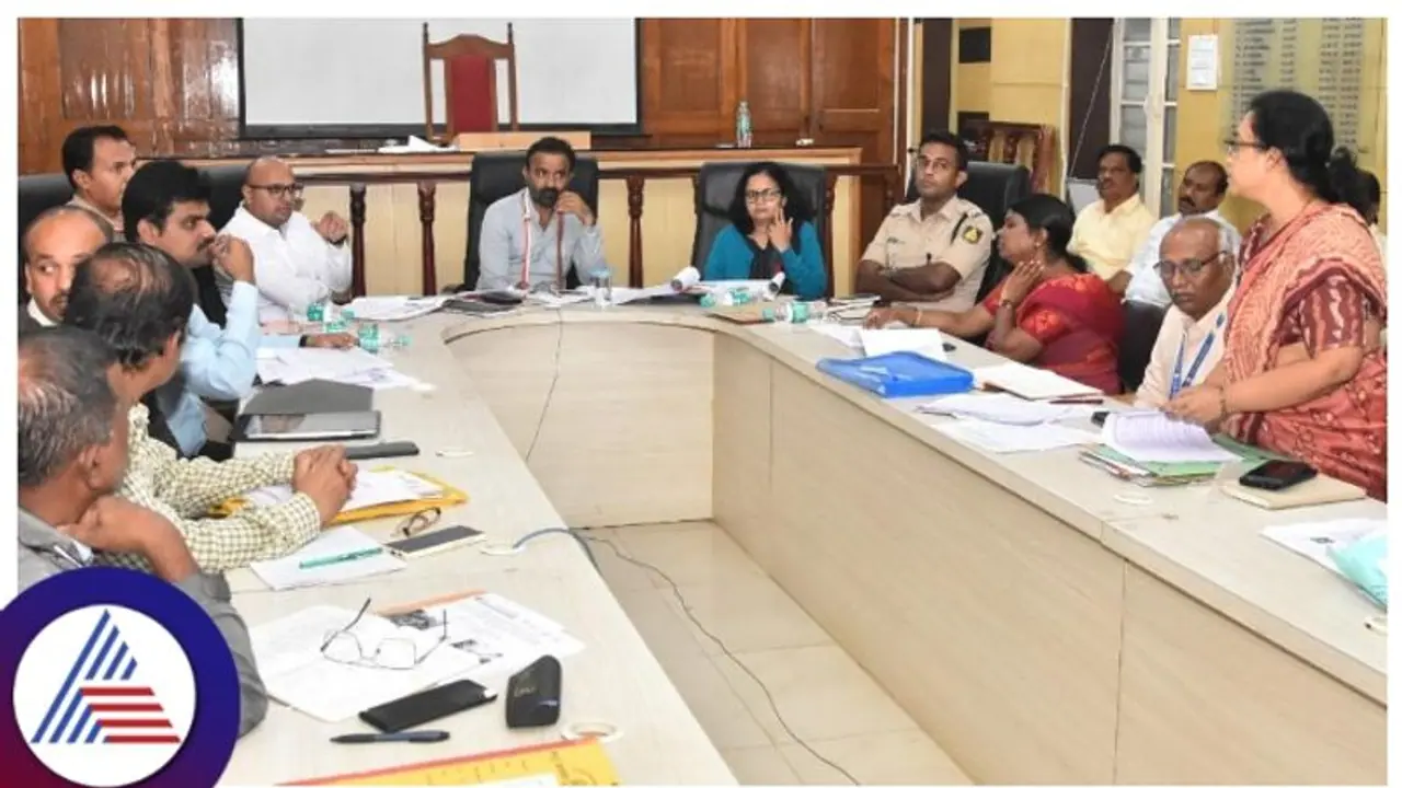 ಅಧಿಕಾರಿಗಳೇ ಹಳ್ಳಿಗಳಿಗೆ ಹೋಗಿ ಜನರ ಸಮಸ್ಯೆ ಕೇಳಿ, ಸರಕಾರದ ನೆರವು ತಲುಪಿಸಿ: ಸಚಿವ ಸಂತೋಷ ಲಾಡ್ ಆದೇಶ ಅಧಿಕಾರಿಗಳೇ ಹಳ್ಳಿಗಳಿಗೆ ಹೋಗಿ ಜನರ ಸಮಸ್ಯೆ ಕೇಳಿ, ಸರಕಾರದ ನೆರವು ತಲುಪಿಸಿ: ಸಚಿವ ಸಂತೋಷ ಲಾಡ್ ಆದೇಶ