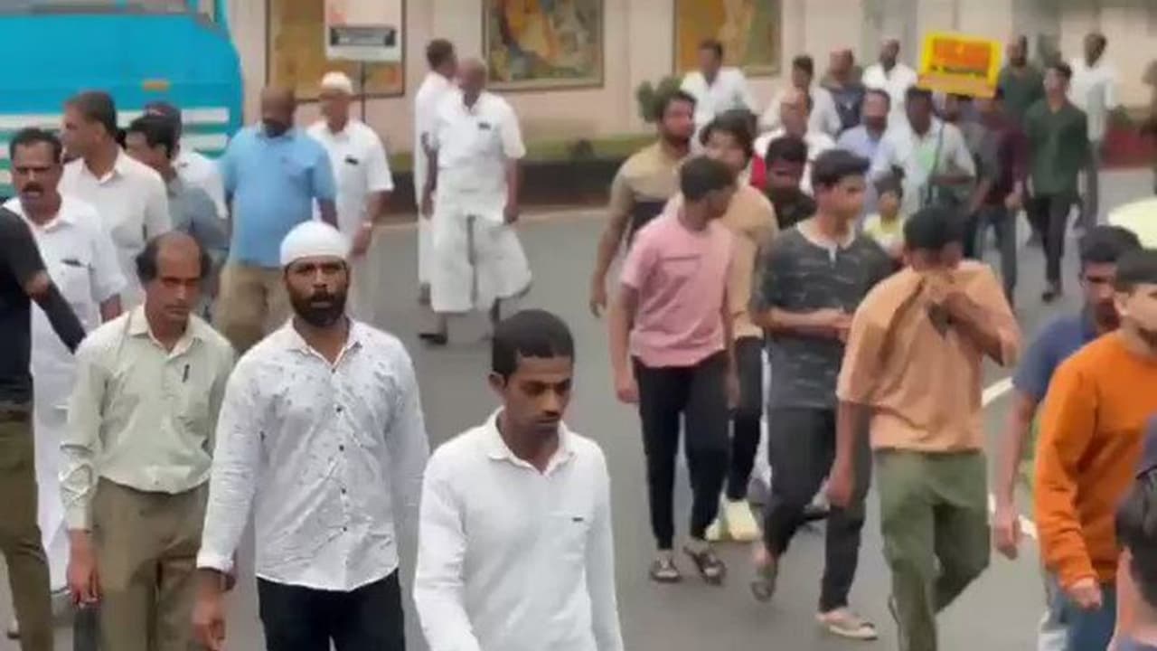 தூக்கிலிடுவோம்... எரித்துவிடுவோம்... முஸ்லீம் லீக் பேரணியில் இந்து எதிர்ப்பு முழக்கங்கள்... பாஜக குற்றச்சாட்டு தூக்கிலிடுவோம்... எரித்துவிடுவோம்... முஸ்லீம் லீக் பேரணியில் இந்து எதிர்ப்பு முழக்கங்கள்... பாஜக குற்றச்சாட்டு