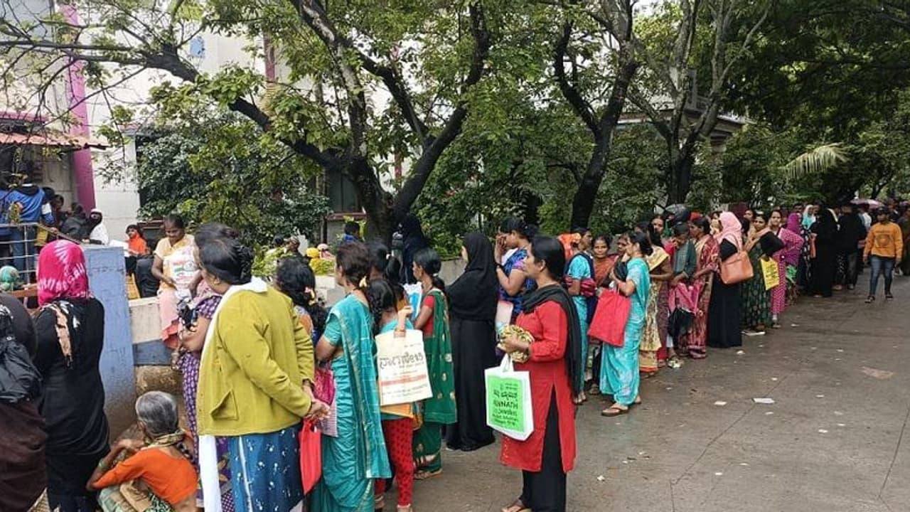 ಗೃಹಲಕ್ಷ್ಮೀ ಸೌಲಭ್ಯಕ್ಕಾಗಿ ಸರತಿ ಸಾಲಿನಲ್ಲಿ ಗೃಹಲಕ್ಷ್ಮಿಯರು: ಯೋಜನೆಗೆ ಅರ್ಜಿ ಸಲ್ಲಿಸಲು ಎರರ್ ಕಾಟ