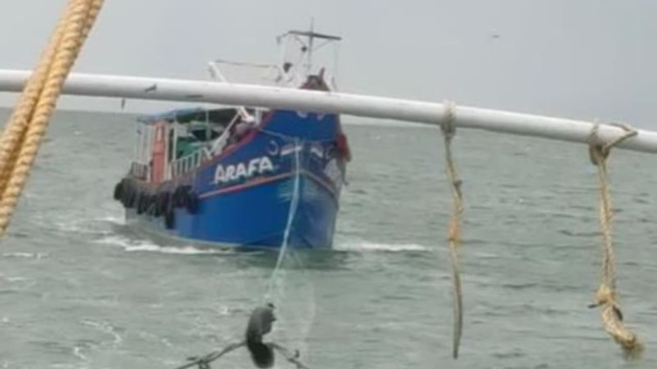 വല ചുറ്റി എഞ്ചിൻ നിലച്ച് കടലിൽ കുടുങ്ങി; 42 മത്സ്യത്തൊഴിലാളികളെ ഫിഷറീസ് റെസ്ക്യൂ ബോട്ട് രക്ഷിച്ചു വല ചുറ്റി എഞ്ചിൻ നിലച്ച് കടലിൽ കുടുങ്ങി; 42 മത്സ്യത്തൊഴിലാളികളെ ഫിഷറീസ് റെസ്ക്യൂ ബോട്ട് രക്ഷിച്ചു