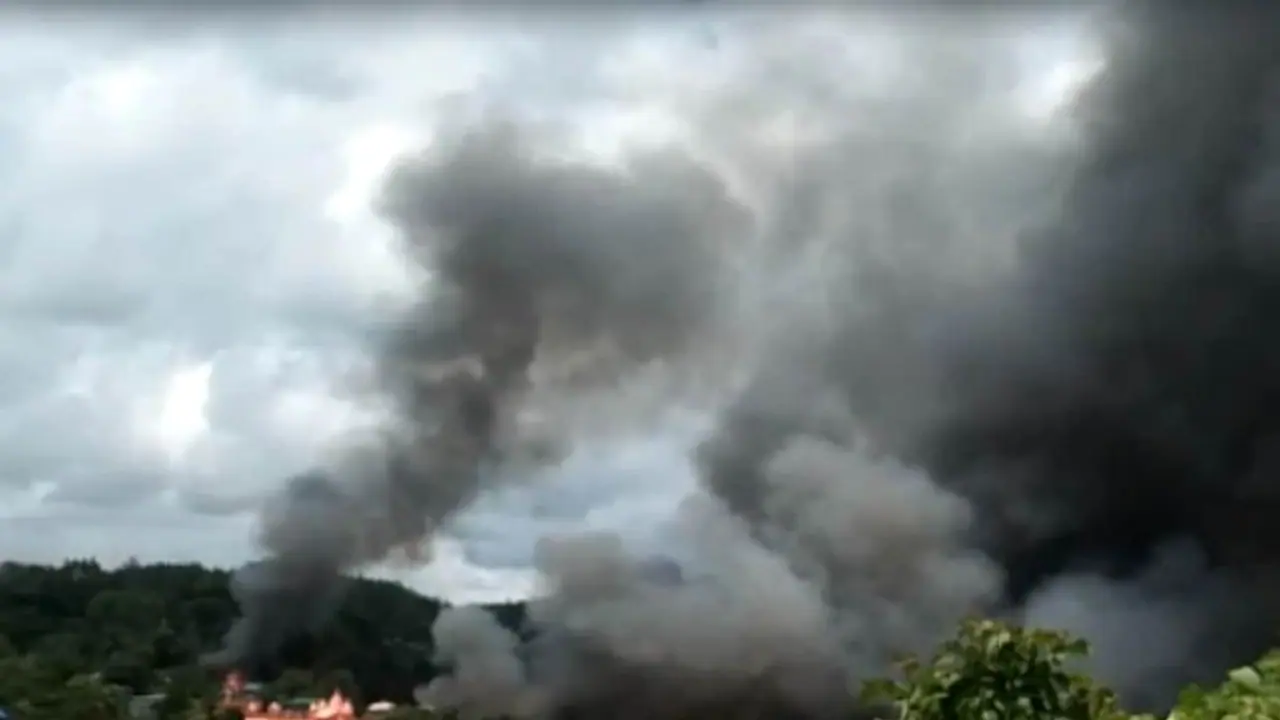 மணிப்பூரில் மற்றொரு கொடுமை! தீ வைக்கப்பட்ட வீடு... தப்பி ஓடிய பெண்ணை இழுத்துச் சென்று கூட்டு பலாத்காரம்! மணிப்பூரில் மற்றொரு கொடுமை! தீ வைக்கப்பட்ட வீடு... தப்பி ஓடிய பெண்ணை இழுத்துச் சென்று கூட்டு பலாத்காரம்!