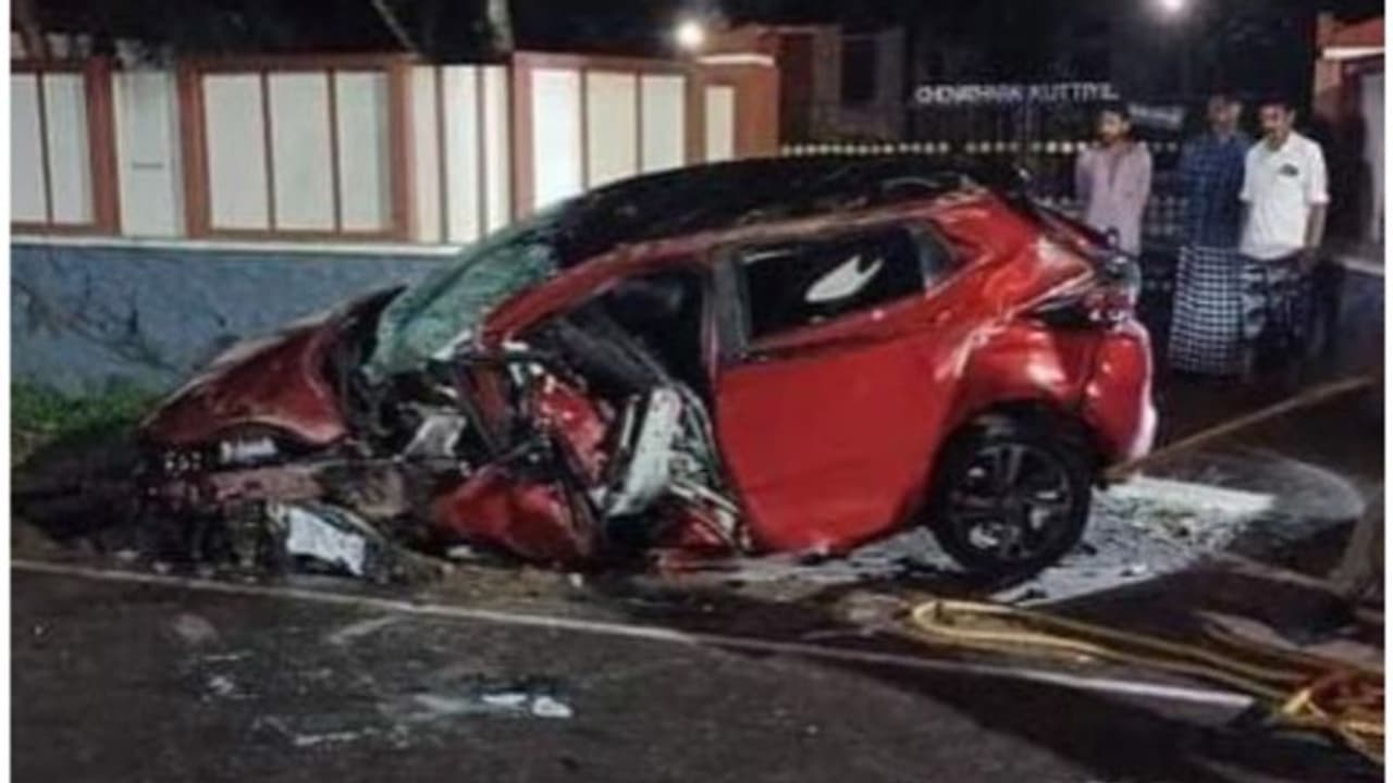 കാര് മരത്തില് ഇടിച്ച് തലകീഴായി മറിഞ്ഞ് അപകടം; മൂന്ന് പേർക്ക് ഗുരുതര പരിക്ക് കാര് മരത്തില് ഇടിച്ച് തലകീഴായി മറിഞ്ഞ് അപകടം; മൂന്ന് പേർക്ക് ഗുരുതര പരിക്ക്