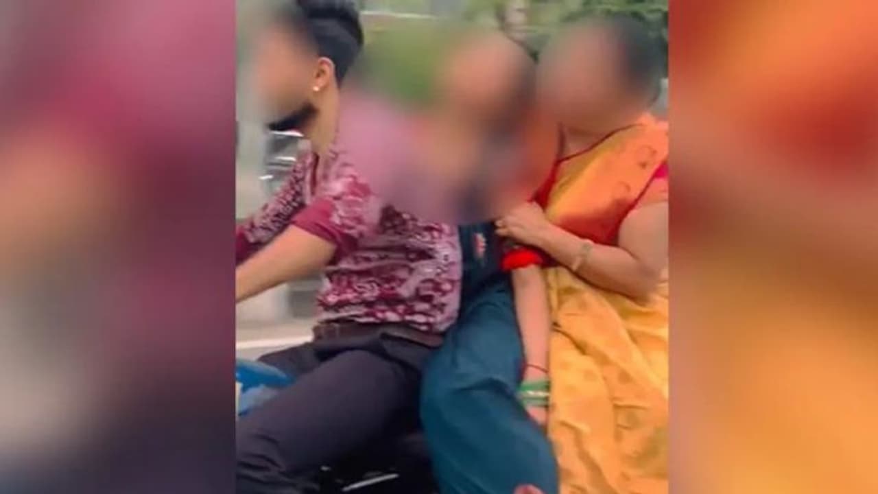 Viral Video: బైక్పై 'త్రీ ఇడియట్స్' సీన్ను రీక్రియేట్.. అదిరిపోయేలా పోలీసులు రియాక్ట్.. Viral Video: బైక్పై 'త్రీ ఇడియట్స్' సీన్ను రీక్రియేట్.. అదిరిపోయేలా పోలీసులు రియాక్ట్..