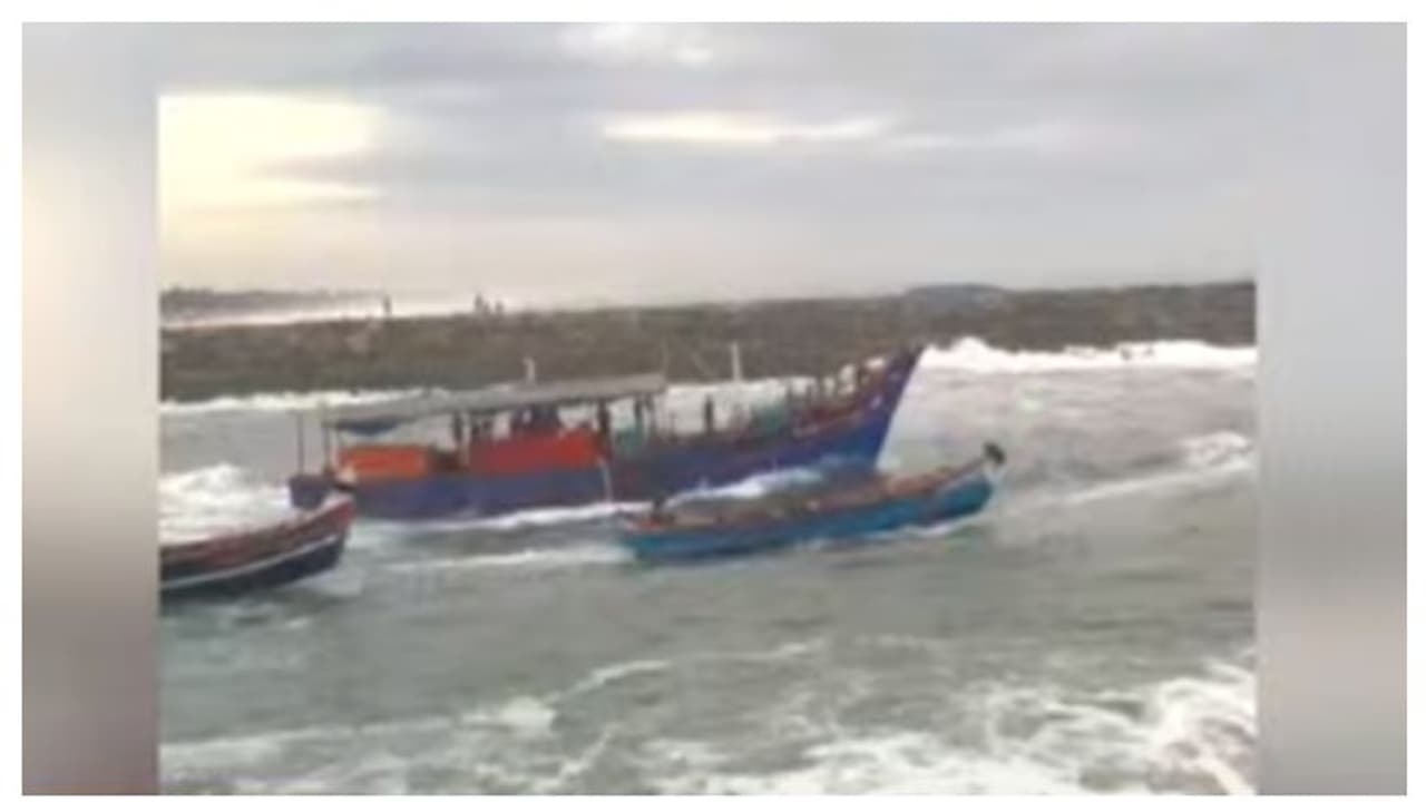 മുതലപ്പൊഴിയിൽ വീണ്ടും അപകടം; മത്സ്യത്തൊഴിലാളിയെ രക്ഷിച്ചു മുതലപ്പൊഴിയിൽ വീണ്ടും അപകടം; മത്സ്യത്തൊഴിലാളിയെ രക്ഷിച്ചു