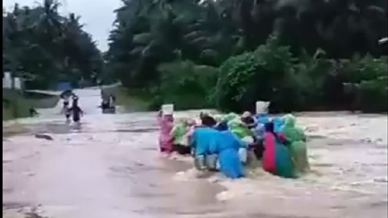 వరినాట్లు వేసి ఇంటికి వెళ్తూ.. వరదలో కొట్టుకుపోయిన తల్లీకూతుర్లు.. భద్రాద్రి కొత్తగూడెంలో ఘటన.. వీడియో వైరల్