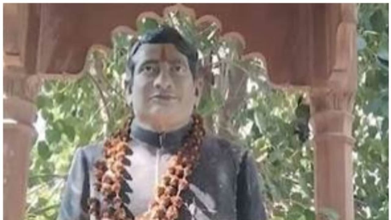 മരിച്ചിട്ട് 32 വര്‍ഷം; ഇന്നും തങ്ങളുടെ നീതിമാനായ ഗ്രാമമുഖ്യനെ ആദരിച്ച് ഒരു ഗ്രാമം !