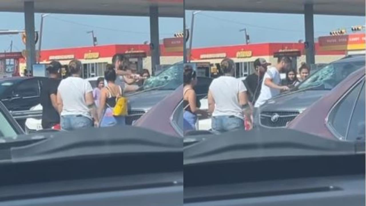 തുറസായ പാര്‍ക്കിംഗിൽ നിർത്തിയിട്ട ആഡംബര കാറിന്‍റെ വിൻഡ്ഷീൽഡ് തല്ലിപ്പൊളിച്ച് യുവാവ്, കാരണം...