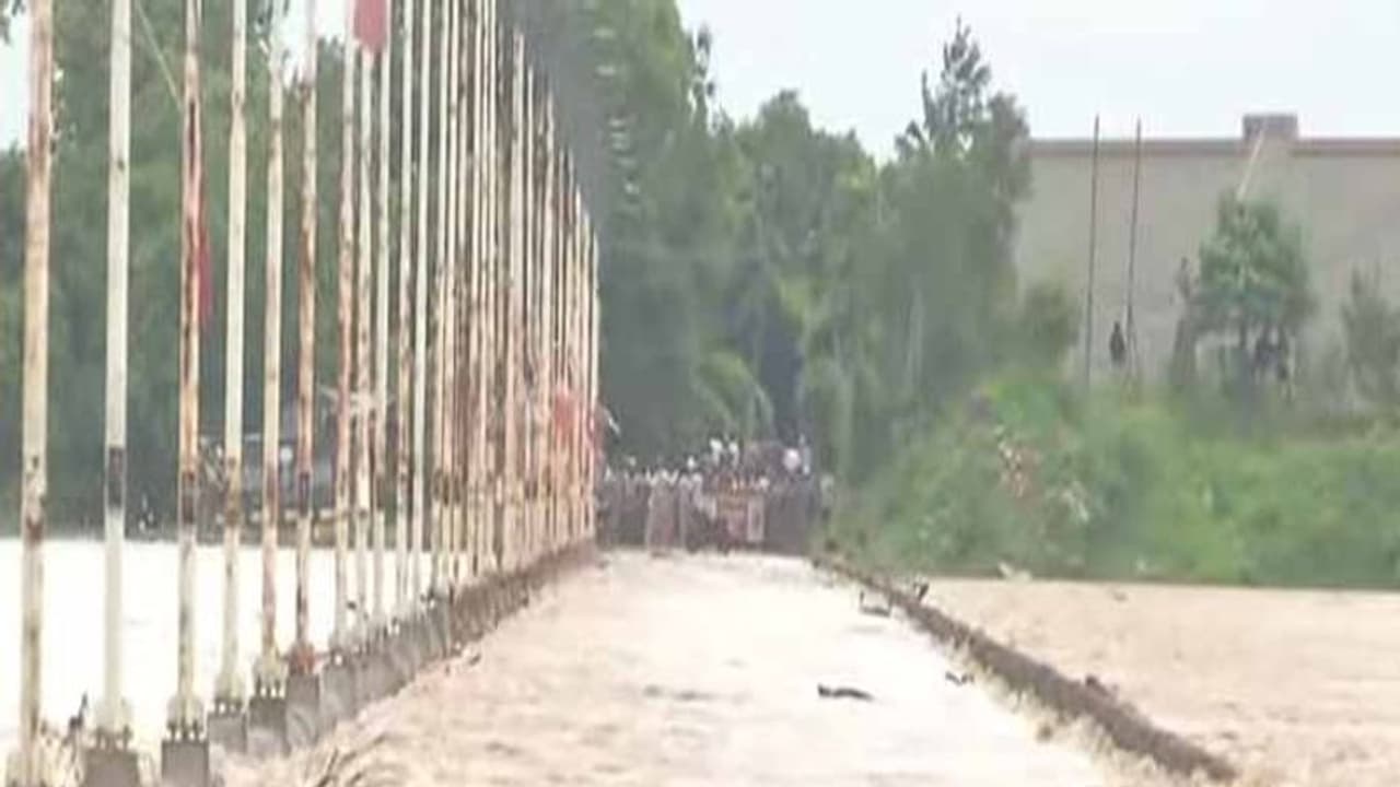 పెనుగంచిప్రోలు బ్రిడ్జిపై నుండి మున్నేరు వరద: తెలంగాణ, ఏపీకి రాకపోకల నిలిపివేత పెనుగంచిప్రోలు బ్రిడ్జిపై నుండి మున్నేరు వరద: తెలంగాణ, ఏపీకి రాకపోకల నిలిపివేత