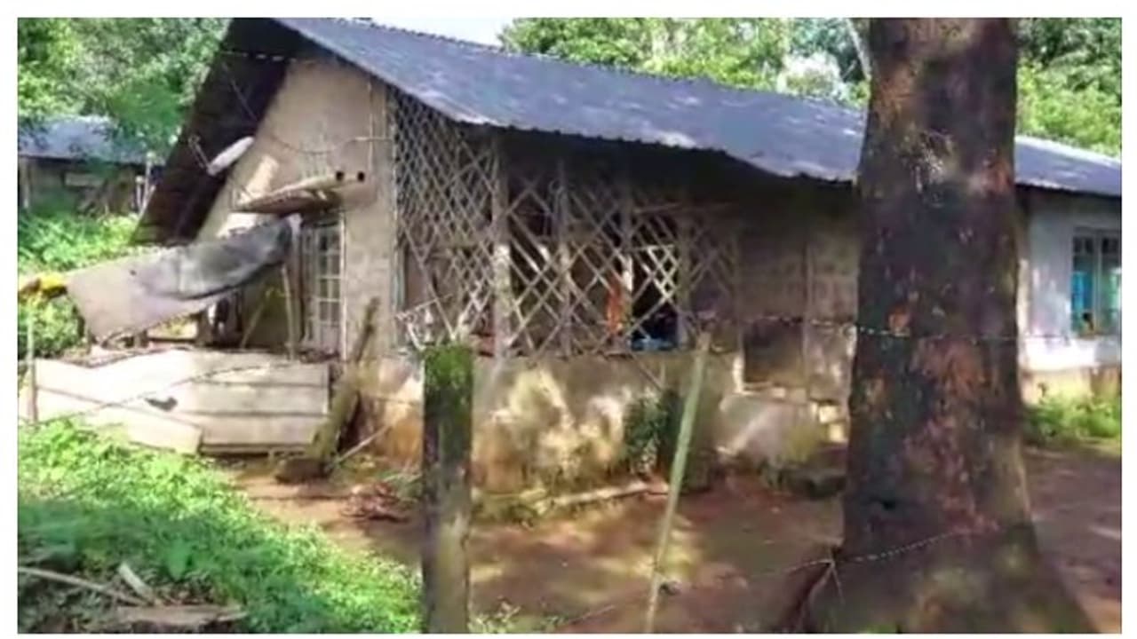 കെഎസ്ഇബി ക്വാർട്ടേഴ്സിൽ ആദിവാസി യുവതിയെ മരിച്ച നിലയിൽ കണ്ടെത്തി; കൊലപാതകമെന്ന് സംശയം കെഎസ്ഇബി ക്വാർട്ടേഴ്സിൽ ആദിവാസി യുവതിയെ മരിച്ച നിലയിൽ കണ്ടെത്തി; കൊലപാതകമെന്ന് സംശയം