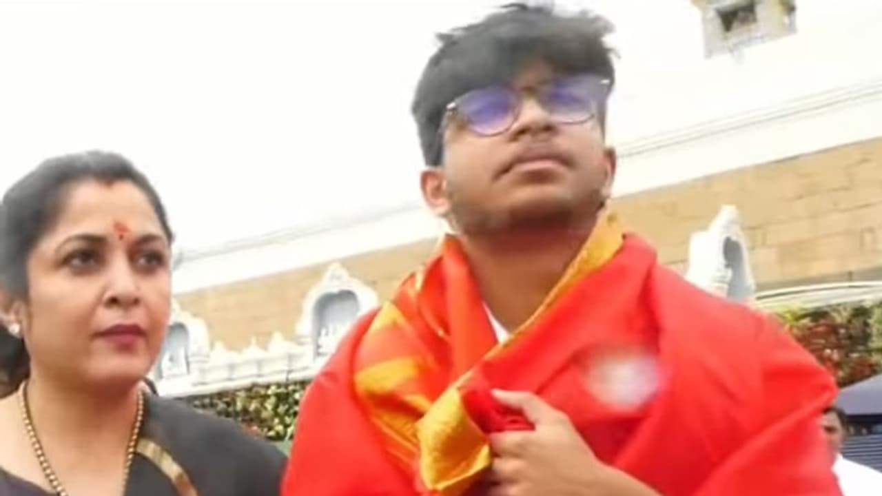 തിരുപ്പതി ക്ഷേത്രത്തിലെത്തിയ രമ്യാ കൃഷ്ണൻ, വീഡിയോ കാണാം തിരുപ്പതി ക്ഷേത്രത്തിലെത്തിയ രമ്യാ കൃഷ്ണൻ, വീഡിയോ കാണാം