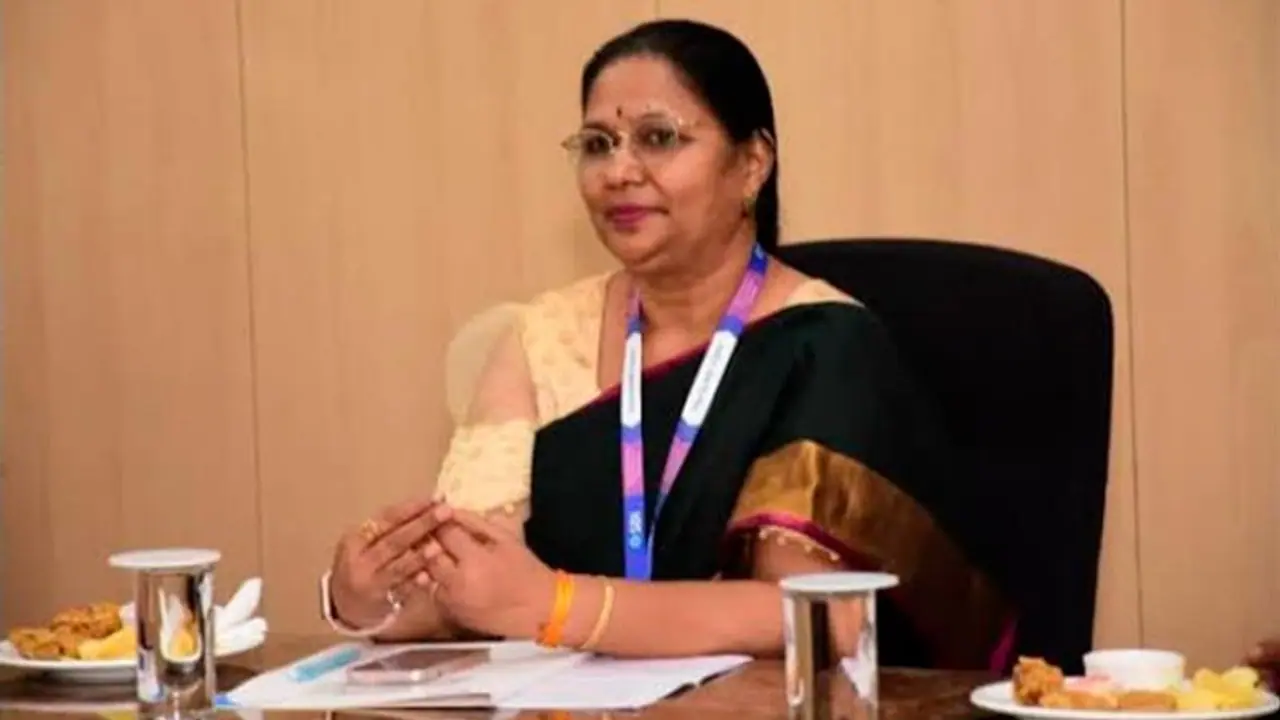 Pratiksha swept the floors of a bank and now she works as an officer there