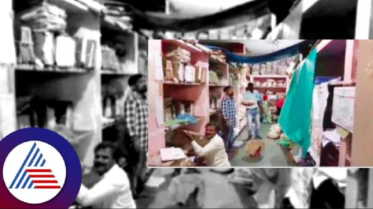 ಸೋರುತಿರೋ ತಹಸೀಲ್ದಾರ್‌ ಕಚೇರಿಗೆ ತಾಡಪಾಲ್‌ ಹೊದಿಕೆ; ನೀರು ಹೊರಹಾಕೋದೇ ಸಿಬ್ಬಂದಿ ಕೆಲಸ! 