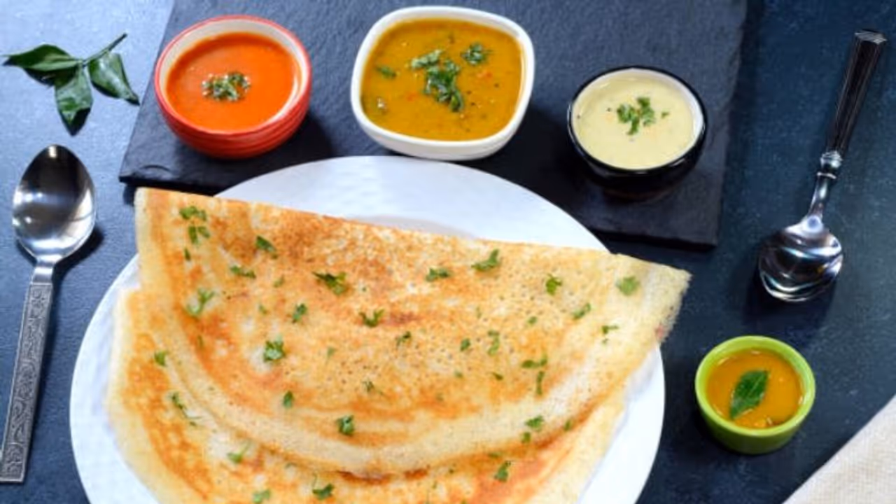 മസാല ദോശയൊക്കെ ഇവിടെ വരെ എത്തിയോ?; രസകരമായ ഫുഡ് വ്ളോഗ് കണ്ടുനോക്കൂ... മസാല ദോശയൊക്കെ ഇവിടെ വരെ എത്തിയോ?; രസകരമായ ഫുഡ് വ്ളോഗ് കണ്ടുനോക്കൂ...