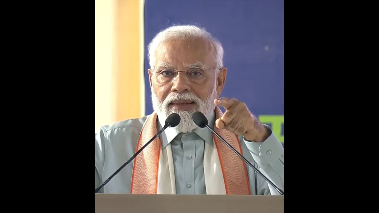 సామాన్యుల కలలు నెరవేరుతుంటే.. ప్రతిపక్షాలు ఆగ్రహిస్తున్నాయి: ప్రధాని మోదీ సామాన్యుల కలలు నెరవేరుతుంటే.. ప్రతిపక్షాలు ఆగ్రహిస్తున్నాయి: ప్రధాని మోదీ