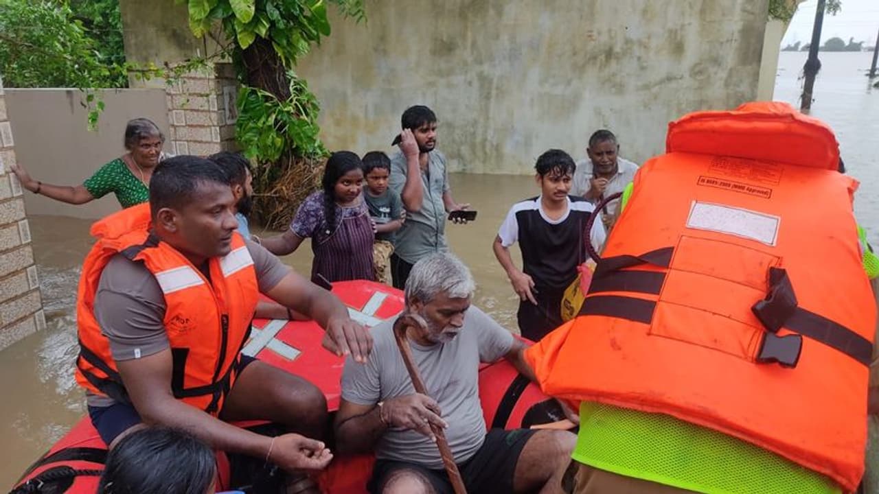 రంగంలోకి ఆర్మీ హెలికాఫ్టర్లు.. మోరంచపల్లి గ్రామస్తులు సురక్షితం, వూరు మొత్తం ఖాళీ రంగంలోకి ఆర్మీ హెలికాఫ్టర్లు.. మోరంచపల్లి గ్రామస్తులు సురక్షితం, వూరు మొత్తం ఖాళీ