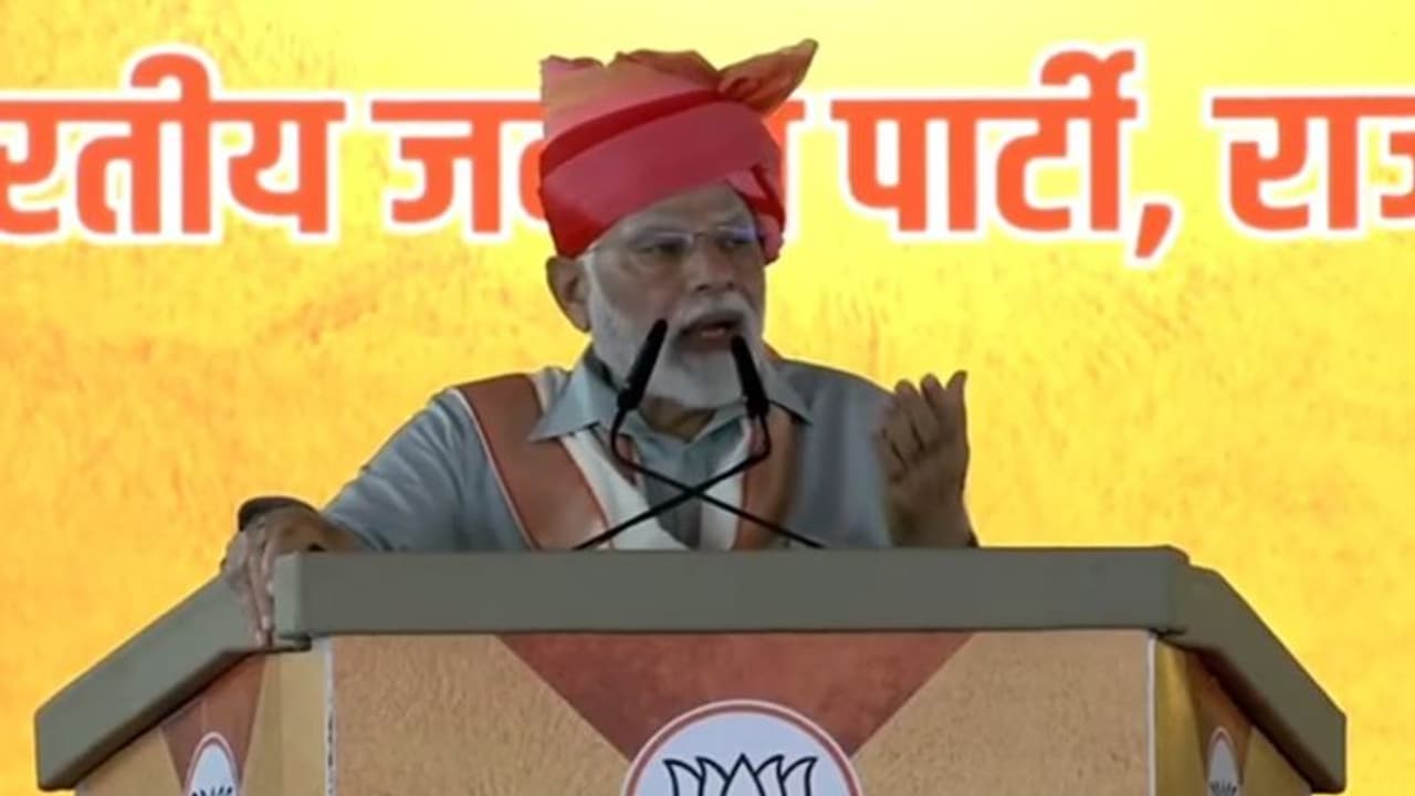 காங்கிரஸ் ரகசியம் அடங்கியிருக்கும் ‘சிவப்பு டைரி’: பிரதமர் மோடி பேச்சு! காங்கிரஸ் ரகசியம் அடங்கியிருக்கும் ‘சிவப்பு டைரி’: பிரதமர் மோடி பேச்சு!