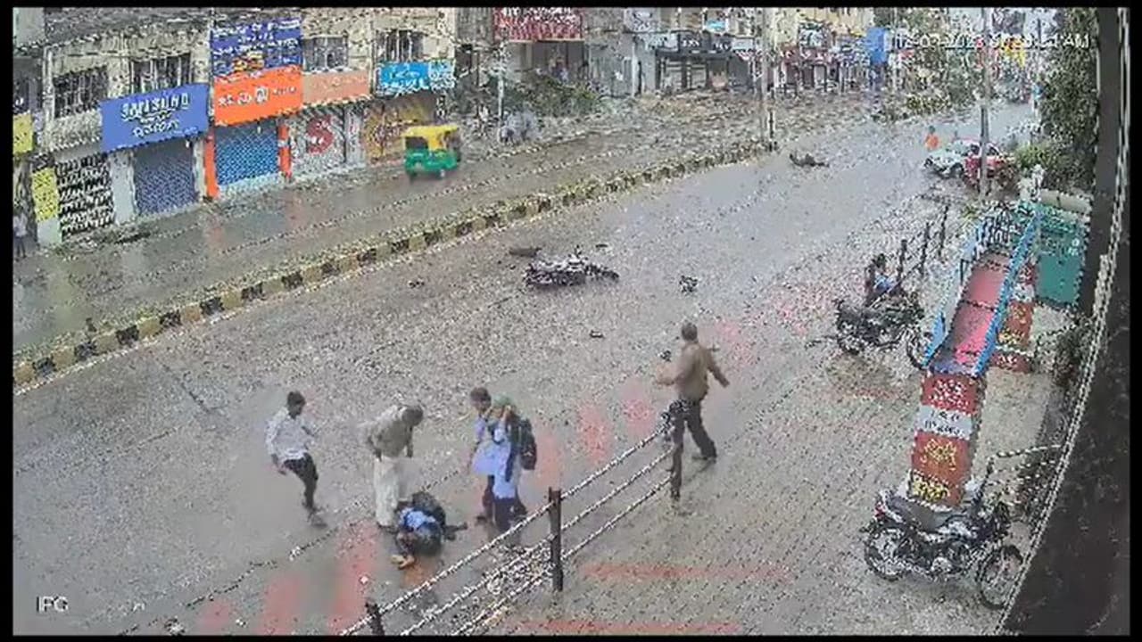 బీకేర్ ఫుల్.. రెప్పపాటులో ఘోర ప్రమాదం.. ఒళ్లుగగుర్పొడిచే యాక్సిడెంట్ వీడియో బీకేర్ ఫుల్.. రెప్పపాటులో ఘోర ప్రమాదం.. ఒళ్లుగగుర్పొడిచే యాక్సిడెంట్ వీడియో