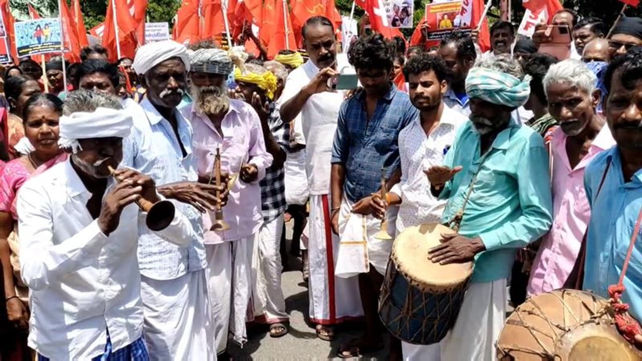 மணிப்பூர் கலவரத்தை கண்டித்து கோவையில் பழங்குடியின மக்கள் பாரம்பரிய இசைக்கருவிகளை இசைத்து கண்டனம் மணிப்பூர் கலவரத்தை கண்டித்து கோவையில் பழங்குடியின மக்கள் பாரம்பரிய இசைக்கருவிகளை இசைத்து கண்டனம்