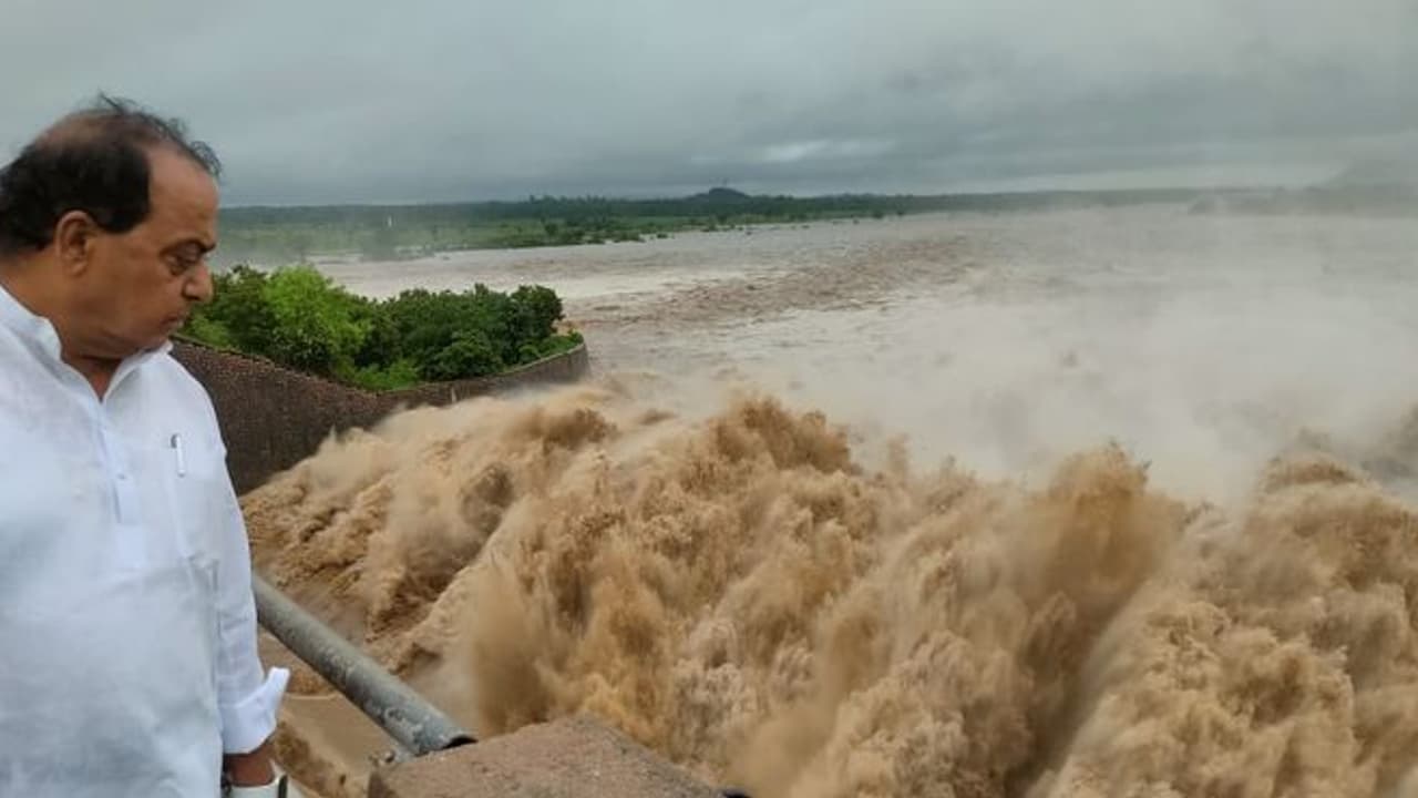 కడెం ప్రాజెక్ట్ వద్ద అదుపులోనే పరిస్ధితి.. వదంతులు నమ్మొద్దు : ఇంద్రకరణ్ రెడ్డి కడెం ప్రాజెక్ట్ వద్ద అదుపులోనే పరిస్ధితి.. వదంతులు నమ్మొద్దు : ఇంద్రకరణ్ రెడ్డి