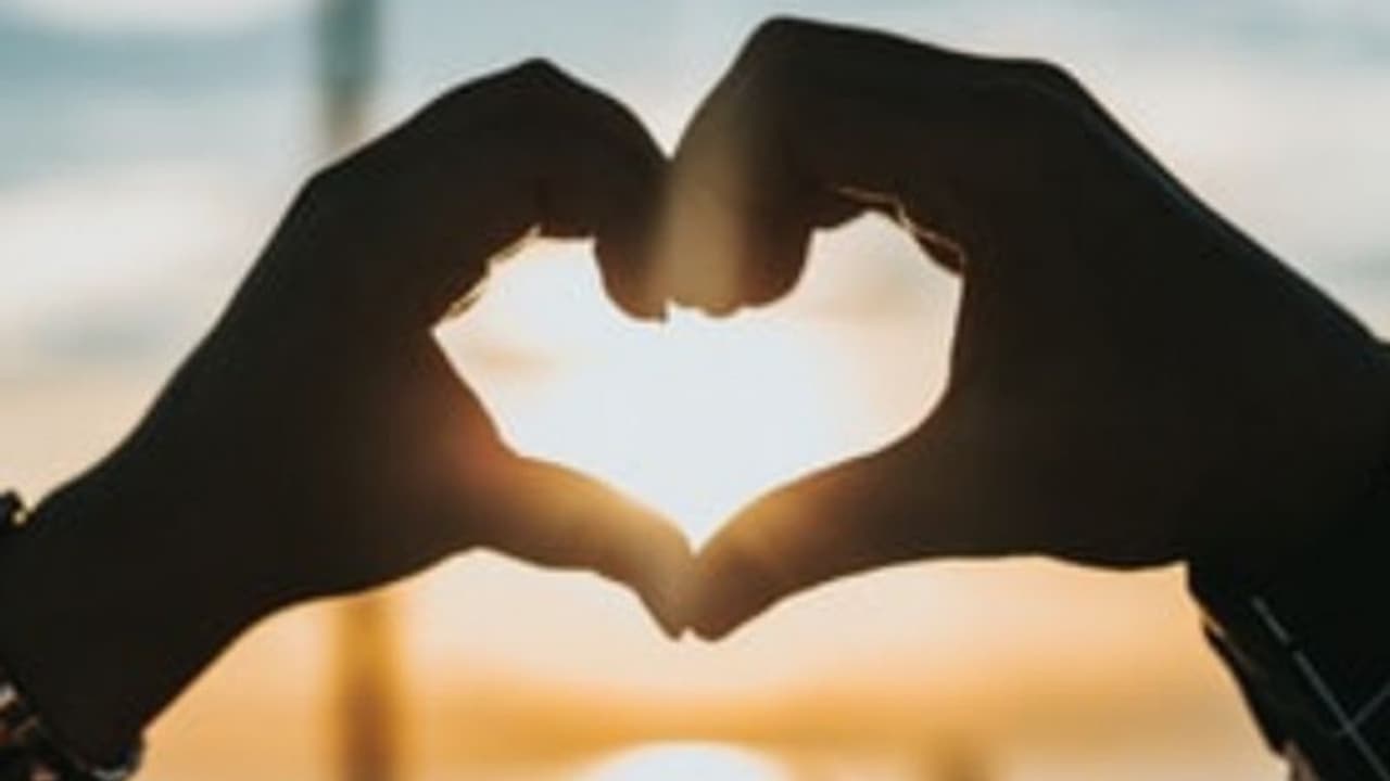 நீண்ட காலம் காதல் செய்தால், அதிக காலம் வாழலாமா? அது உண்மையா? ஆய்வுகள் சொல்வது என்ன?