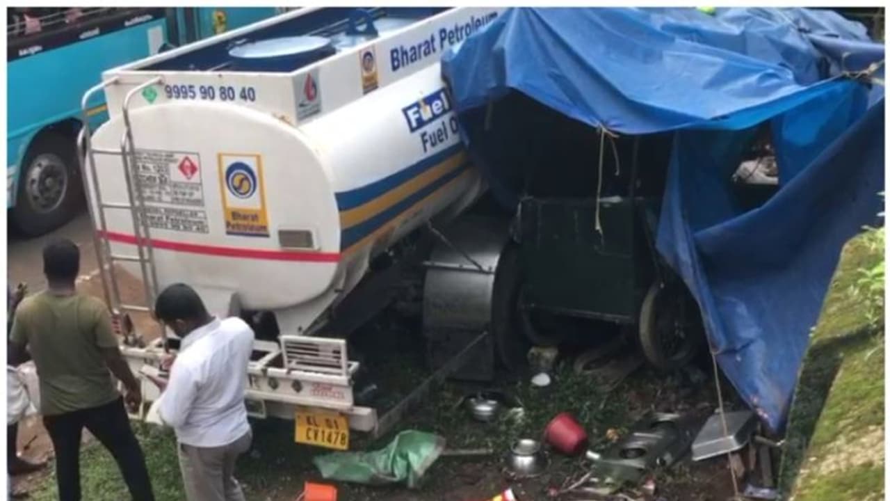 നിയന്ത്രണം നഷ്ടപ്പെട്ട ടാങ്കർ ലോറി ചായക്കടയിലേക്ക് ഇടിച്ചു കയറി അപകടം; അഞ്ച് പേർക്ക് ഗുരുതര പരിക്ക് നിയന്ത്രണം നഷ്ടപ്പെട്ട ടാങ്കർ ലോറി ചായക്കടയിലേക്ക് ഇടിച്ചു കയറി അപകടം; അഞ്ച് പേർക്ക് ഗുരുതര പരിക്ക്