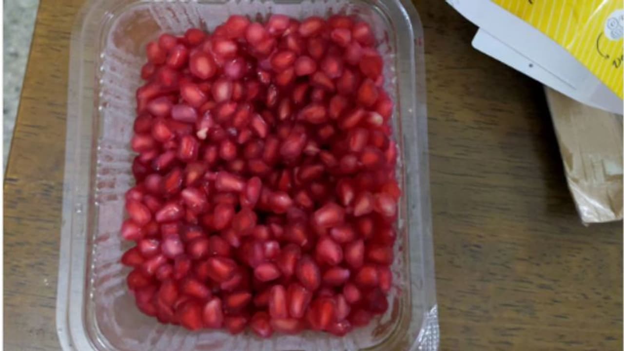 ഓൺലൈനായി ഓർഡർ ചെയ്ത മാതളത്തിന് നെയിൽ പോളിഷിന്റെ രുചി; പോസ്റ്റ് വൈറല് ഓൺലൈനായി ഓർഡർ ചെയ്ത മാതളത്തിന് നെയിൽ പോളിഷിന്റെ രുചി; പോസ്റ്റ് വൈറല്