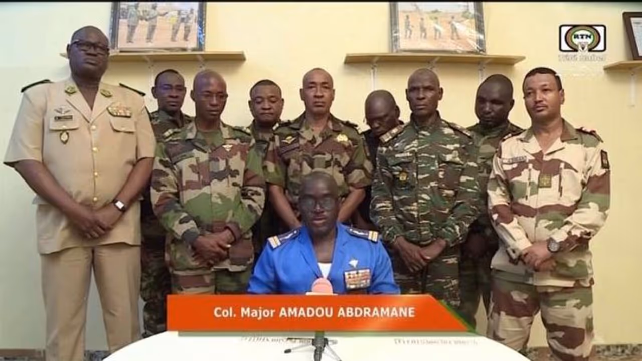 നൈജറിൽ സൈനിക അട്ടിമറി, പ്രസിഡന്റ് വീട്ടുതടങ്കലിൽ; ഇനി തങ്ങളുടെ ഭരണമെന്ന് സൈന്യം നൈജറിൽ സൈനിക അട്ടിമറി, പ്രസിഡന്റ് വീട്ടുതടങ്കലിൽ; ഇനി തങ്ങളുടെ ഭരണമെന്ന് സൈന്യം