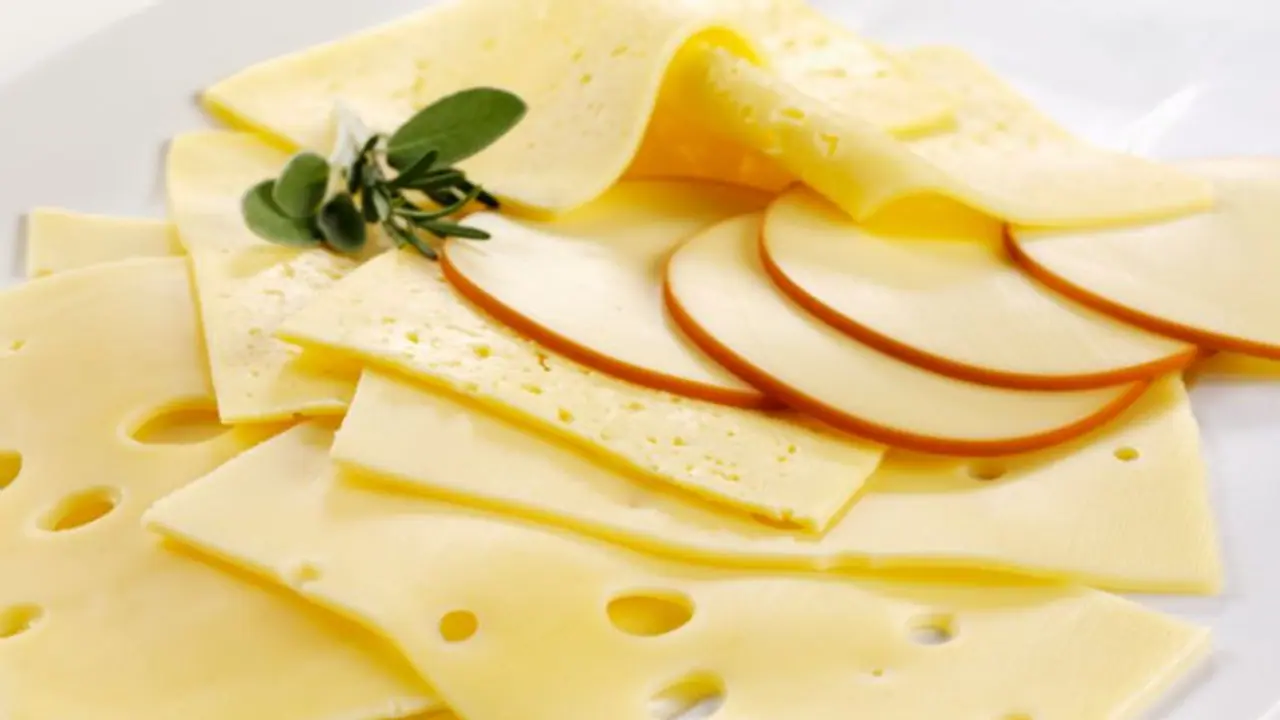 ചീസ് കഴിക്കുന്നത് വണ്ണം കൂട്ടുമോ? അറിയാം ഇക്കാര്യങ്ങള്... ചീസ് കഴിക്കുന്നത് വണ്ണം കൂട്ടുമോ? അറിയാം ഇക്കാര്യങ്ങള്...