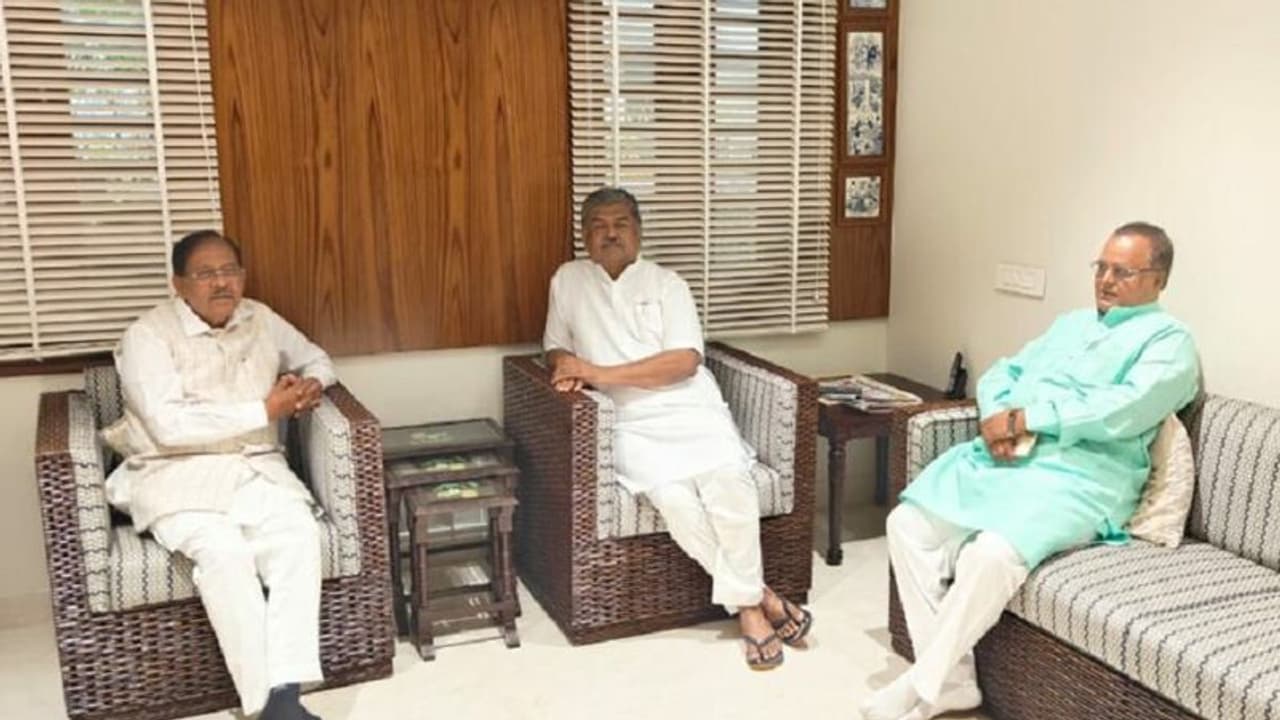 ಹರಿಪ್ರಸಾದ್ ಮನೆಗೆ ಸಚಿವ ಪರಂ ಭೇಟಿ: ಮನವೊಲಿಕೆಗೆ ಕಸರತ್ತು ಹರಿಪ್ರಸಾದ್ ಮನೆಗೆ ಸಚಿವ ಪರಂ ಭೇಟಿ: ಮನವೊಲಿಕೆಗೆ ಕಸರತ್ತು