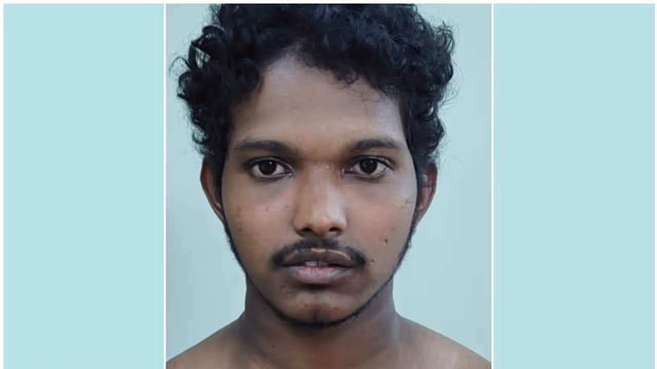 കാണിക്കവഞ്ചിയുടെ താഴ് അറുത്ത് മാറ്റി 19കാരൻ, നാട്ടുകാര് കണ്ടതോടെ രക്ഷപെടാൻ ശ്രമം; ഓടിച്ചിട്ട് പിടികൂടി കാണിക്കവഞ്ചിയുടെ താഴ് അറുത്ത് മാറ്റി 19കാരൻ, നാട്ടുകാര് കണ്ടതോടെ രക്ഷപെടാൻ ശ്രമം; ഓടിച്ചിട്ട് പിടികൂടി