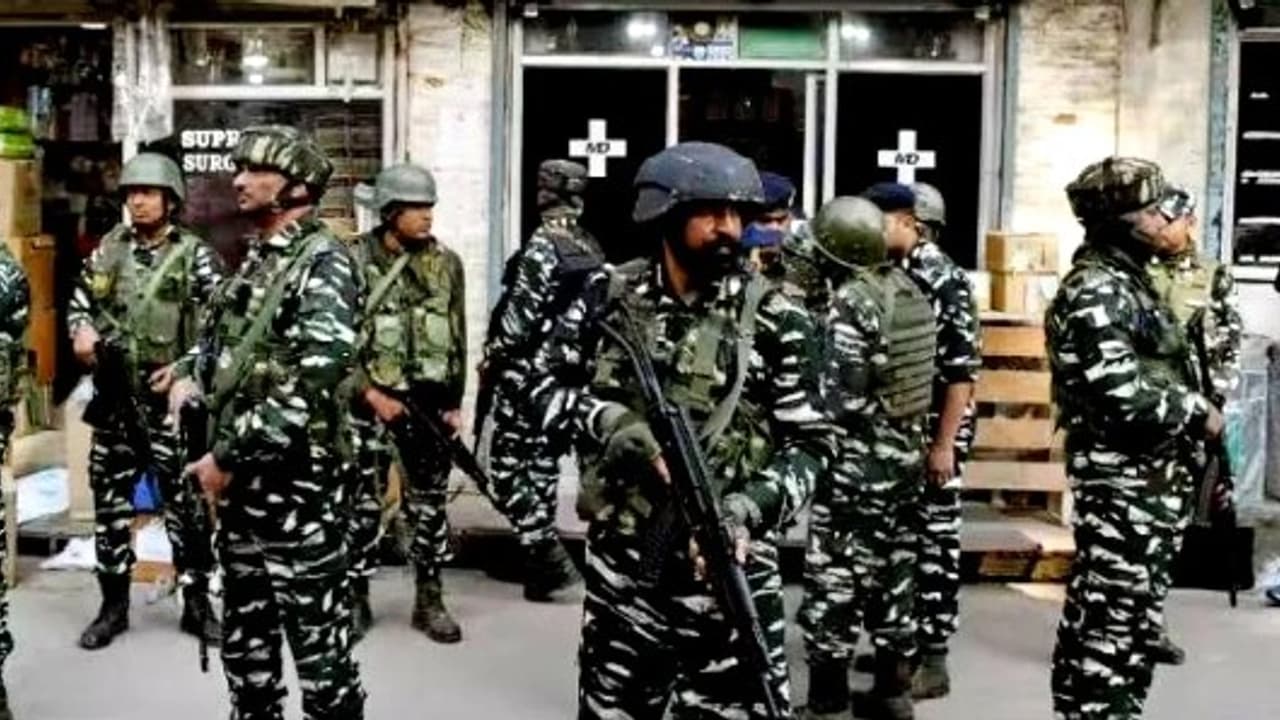 മണിപ്പൂരിൽ വീണ്ടും സംഘർഷം അഞ്ച് വീടുകൾക്ക് തീയിട്ടു; കുക്കി മേഖലയിൽ പ്രത്യേക ഭരണമെന്ന ആവശ്യം തള്ളി സർക്കാർ മണിപ്പൂരിൽ വീണ്ടും സംഘർഷം അഞ്ച് വീടുകൾക്ക് തീയിട്ടു; കുക്കി മേഖലയിൽ പ്രത്യേക ഭരണമെന്ന ആവശ്യം തള്ളി സർക്കാർ