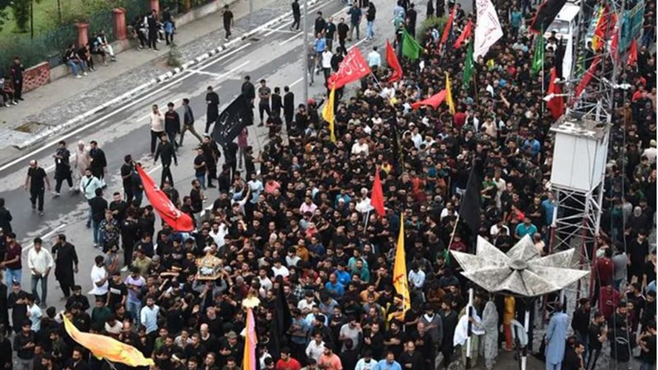 ಅಚ್ಚೇದಿನ್.. 30 ವರ್ಷಗಳ ಬಳಿಕ ಕಾಶ್ಮೀರದಲ್ಲಿ ಮೊಹರಂ ಮೆರವಣಿಗೆ ಅಚ್ಚೇದಿನ್.. 30 ವರ್ಷಗಳ ಬಳಿಕ ಕಾಶ್ಮೀರದಲ್ಲಿ ಮೊಹರಂ ಮೆರವಣಿಗೆ