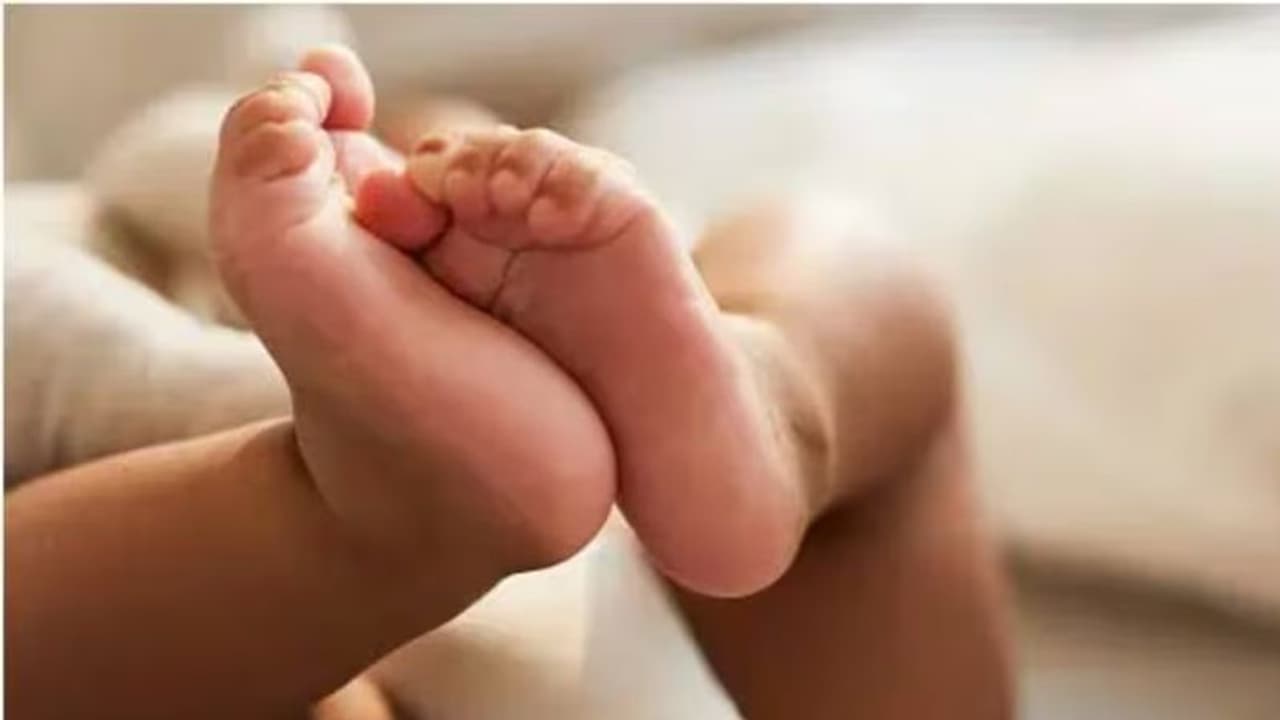 புதிய ஐபோன் வாங்க பெற்ற குழந்தையை விற்ற பெற்றோர்! எதற்காக தெரியுமா? வெளியான அதிர்ச்சி தகவல்.!