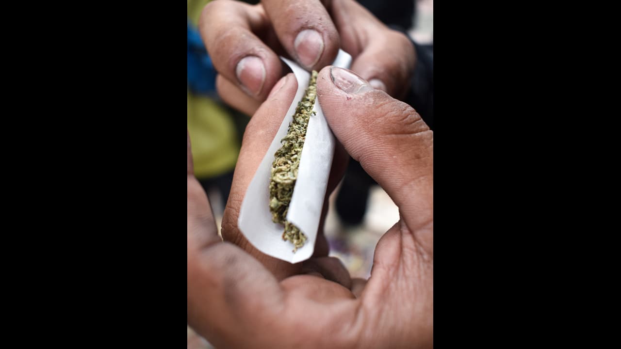 ಡ್ರಗ್ಸ್ ಜೊತೆ ಸಿಕ್ಕಿಬಿದ್ದ ಕೇರಳದ ರೂಪದರ್ಶಿ..! ಡ್ರಗ್ಸ್ ಜೊತೆ ಸಿಕ್ಕಿಬಿದ್ದ ಕೇರಳದ ರೂಪದರ್ಶಿ..!