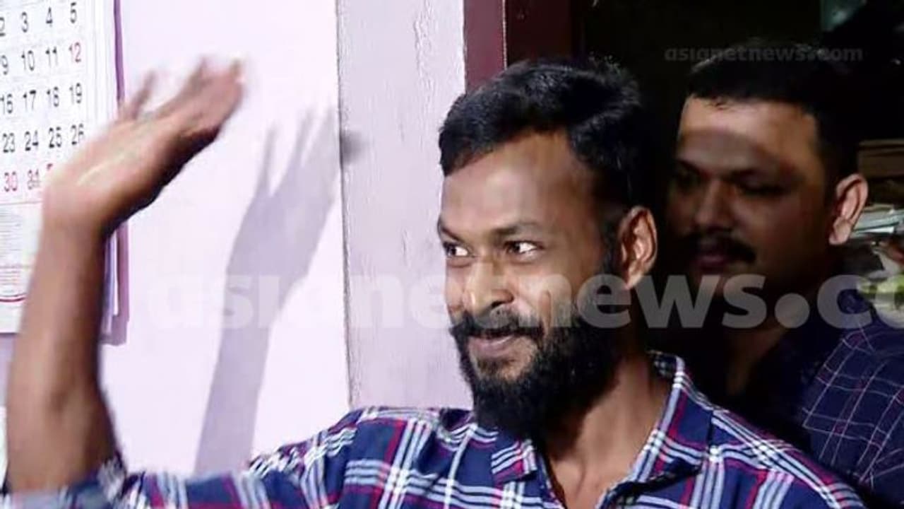 തിരോധാന കേസില് വന് ട്വിസ്റ്റ്; നൗഷാദിനെ ജീവനോടെ കണ്ടെത്തി, ഡിവൈഎസ്പി ഓഫീസിലെത്തിച്ചു തിരോധാന കേസില് വന് ട്വിസ്റ്റ്; നൗഷാദിനെ ജീവനോടെ കണ്ടെത്തി, ഡിവൈഎസ്പി ഓഫീസിലെത്തിച്ചു