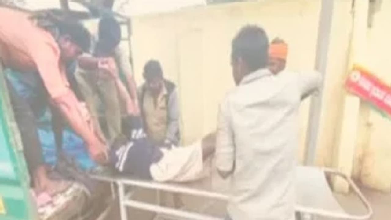 ಬೆಂಗಳೂರು: ಕಸದ ಗಾಡಿಯಲ್ಲಿ ರೋಗಿ ಸಾಗಿಸಿ ಅಮಾನವೀಯತೆ! ಬೆಂಗಳೂರು: ಕಸದ ಗಾಡಿಯಲ್ಲಿ ರೋಗಿ ಸಾಗಿಸಿ ಅಮಾನವೀಯತೆ!