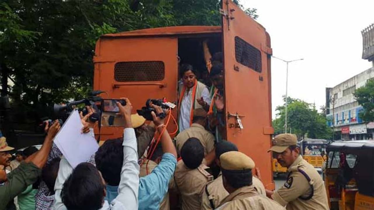 వరద బాధితులను ఆదుకోవాలని జీహెచ్ఎంసీ ముందు కాంగ్రెస్ ధర్నా: అరెస్ట్, ఉద్రిక్తత వరద బాధితులను ఆదుకోవాలని జీహెచ్ఎంసీ ముందు కాంగ్రెస్ ధర్నా: అరెస్ట్, ఉద్రిక్తత