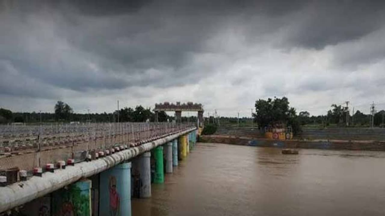  జంపన్న వాగులో గల్లంతు: ఎనిమిది మృతదేహల వెలికితీత