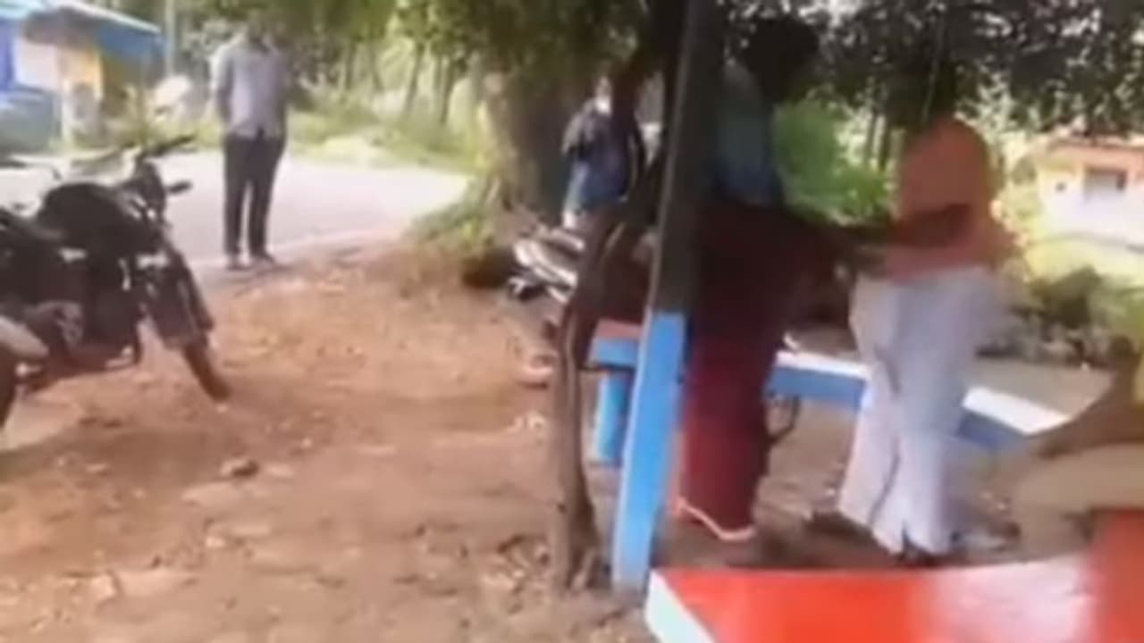 'ഇതെന്താണ് കഥ ചെങ്ങായ്‍മാരെ?'; വീണ്ടും വൈറലായി 'മുണ്ടഴിക്കല്‍' വീഡിയോ...