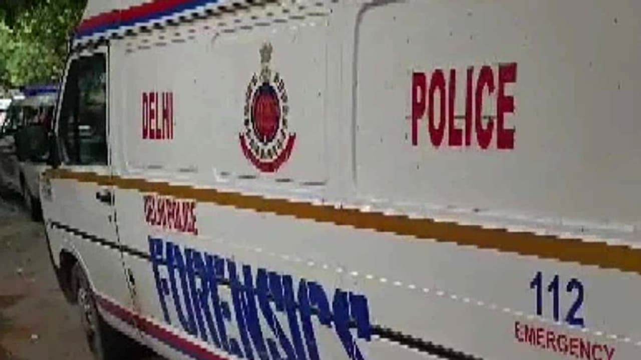 டெல்லி பூங்காவில் பயங்கரம்... கல்லூரி மாணவி இரும்பு ராடால் அடித்துக் கொலை..! டெல்லி பூங்காவில் பயங்கரம்... கல்லூரி மாணவி இரும்பு ராடால் அடித்துக் கொலை..!