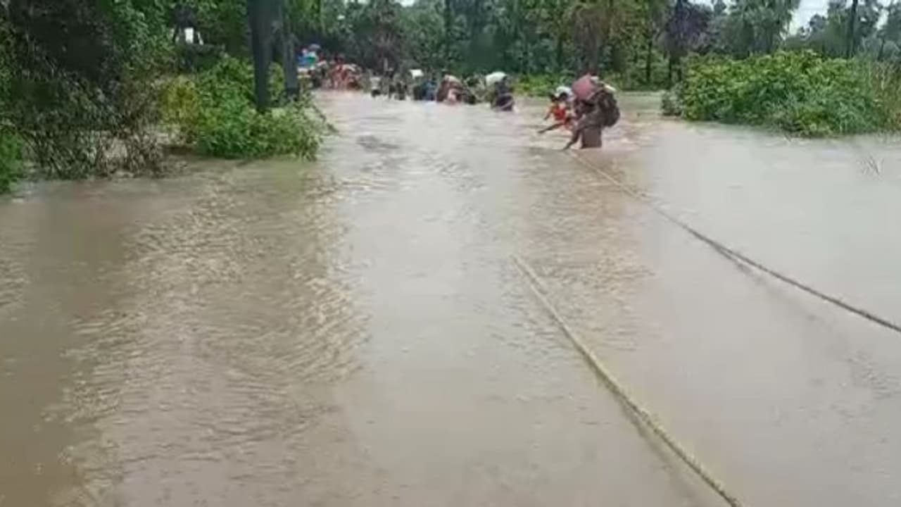 జమ్మికుంటలో వర్ష బీభత్సం... వరద ఉదృతిలో చిక్కుకున్న 65మంది కార్మికులు (వీడియో) జమ్మికుంటలో వర్ష బీభత్సం... వరద ఉదృతిలో చిక్కుకున్న 65మంది కార్మికులు (వీడియో)