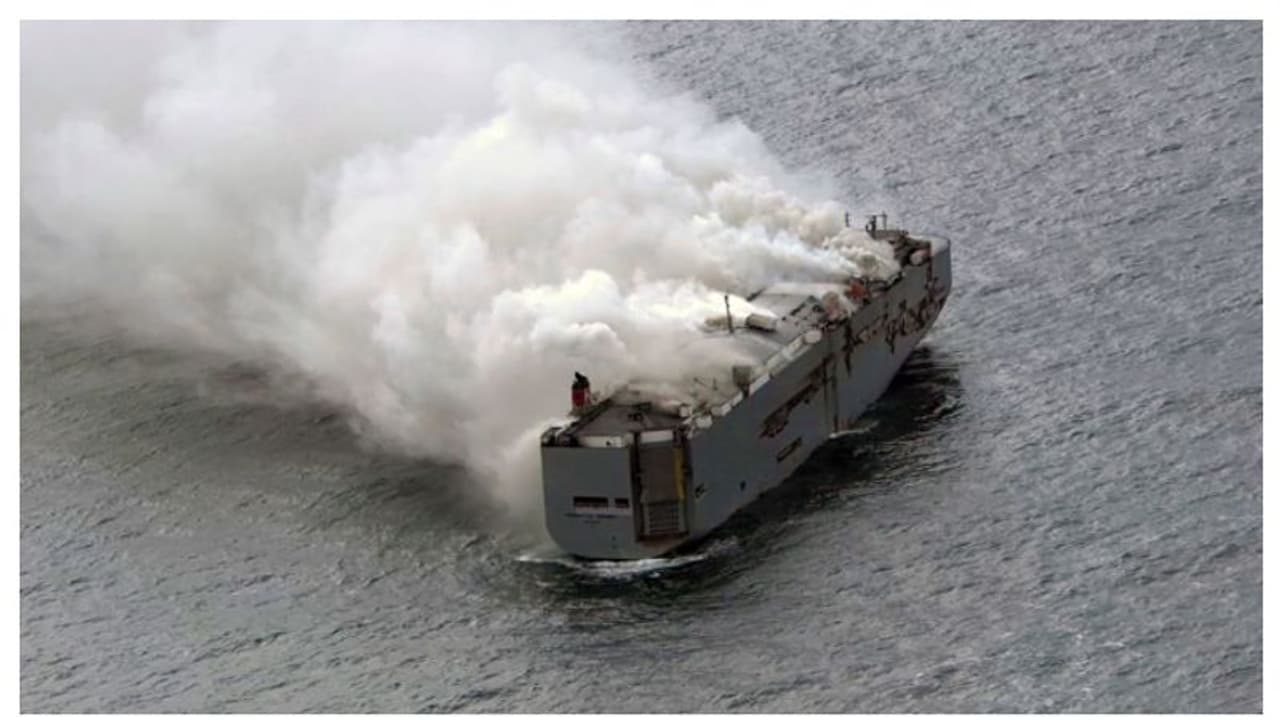 നിറയെ ബിഎംഡബ്ല്യു, ബെൻസ്; 3800 കാറുകളുമായി പുറപ്പെട്ട കപ്പൽ നിന്ന് കത്തുന്നു, നഷ്ടം കോടികളുടേത് നിറയെ ബിഎംഡബ്ല്യു, ബെൻസ്; 3800 കാറുകളുമായി പുറപ്പെട്ട കപ്പൽ നിന്ന് കത്തുന്നു, നഷ്ടം കോടികളുടേത്