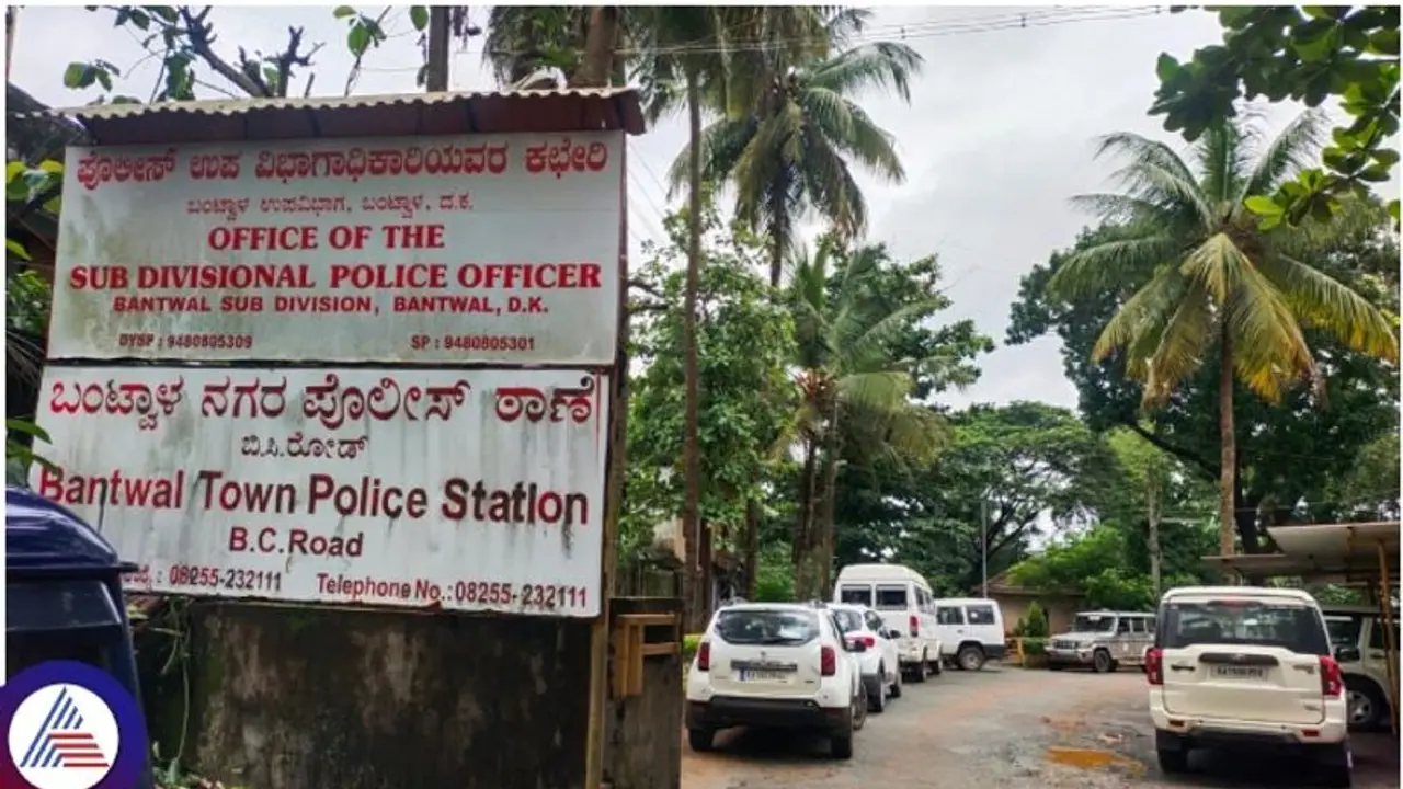 Moral Policing: ಪೊಲೀಸ್ ಸಿಬ್ಬಂದಿ ಮೇಲೆಯೇ ನೈತಿಕ ಪೊಲೀಸ್ ಗಿರಿ, ಇಬ್ಬರ ಬಂಧನ Moral Policing: ಪೊಲೀಸ್ ಸಿಬ್ಬಂದಿ ಮೇಲೆಯೇ ನೈತಿಕ ಪೊಲೀಸ್ ಗಿರಿ, ಇಬ್ಬರ ಬಂಧನ